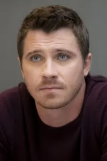 Garrett Hedlund como: Val