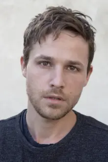 Shawn Pyfrom como: Tyler Walton