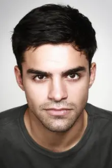 Sean Teale como: 