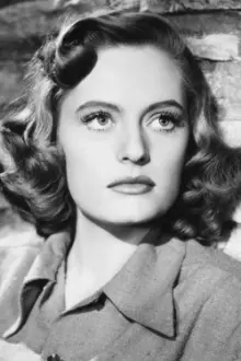 Alexis Smith como: Mrs. Cora Hallet