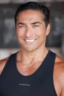 Jay Tavare como: Matthew Osceola