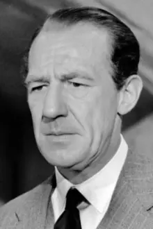 Michael Hordern como: F. Minty