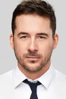 Barry Sloane como: Chris Fischer