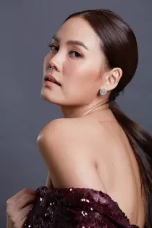 Janie Tienphosuwan como: Moohnin/Moohtha