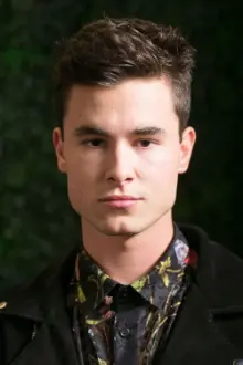 Kian Lawley como: Elliot Dawson