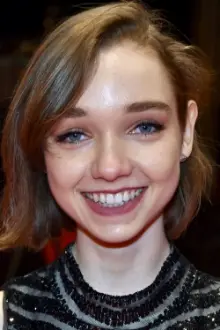 Julia Sarah Stone como: Marlene (Young Adult)