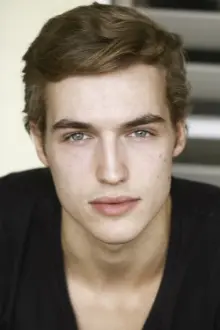 Trevor Stines como: Lucas