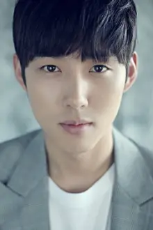 Baek Sung-hyun como: Park Tae-seong