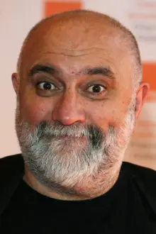 Alexei Sayle como: Narrator