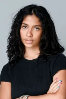 Madison Reyes como: Julie Molina