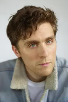 Jack Farthing como: Charles