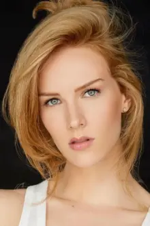 Charlotte Kirk como: Chloe