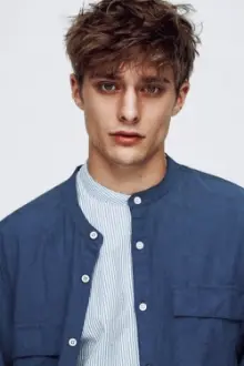 Maxence Danet-Fauvel como: Tom