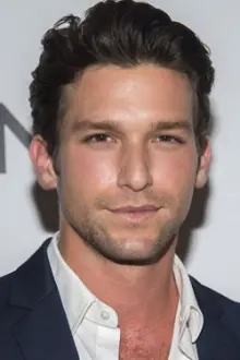 Daren Kagasoff como: Trevor