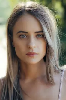 Karina Banno como: Giselle Dumas