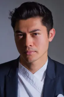 Henry Golding como: Nicholas Young