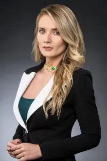 Kimberly Dos Ramos como: Liana Corrales