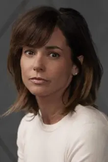 Stephanie Szostak como: Danita