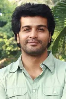 Vinay Rai como: Karthik
