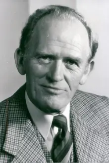 Gordon Jackson como: Sir Anthony Phelps