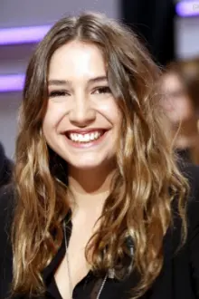 Izïa Higelin como: Delphine