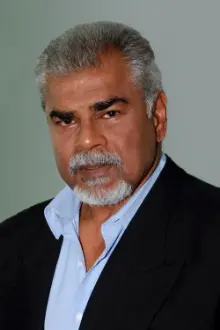 Sharat Saxena como: M.D. of Insurance Company