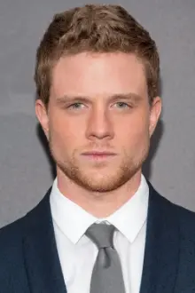 Jonny Weston como: Mason