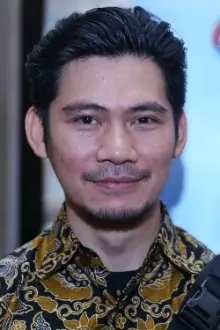 Donny Alamsyah como: Adipati Karna