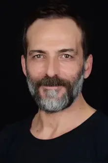 Muhammet Uzuner como: Dee