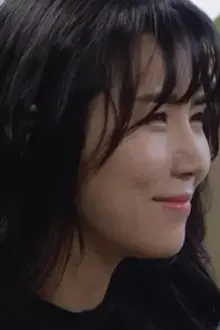Kim Ji-yeon como: Lee Anna