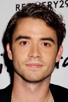 Jamie Blackley como: Ray