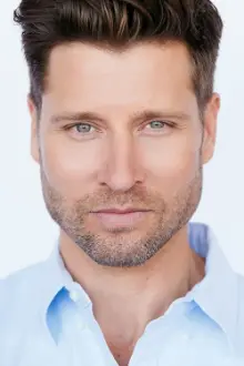 Damon Runyan como: John Reid