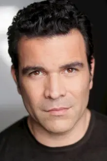 Ricardo Chavira como: Detective Romeros