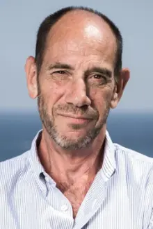 Miguel Ferrer como: Snyder