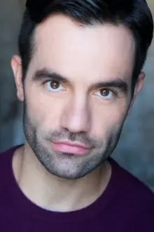 Ramin Karimloo como: Owais