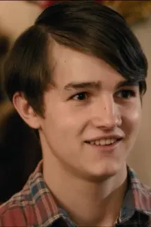 Tommy Knight como: Alex