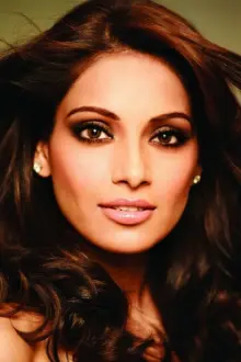 Bipasha Basu como: Simi Chatterjee