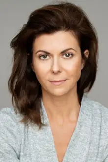 Myriam LeBlanc como: Clémence Watkins