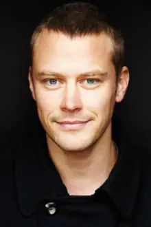 Michael Dorman como: Greg