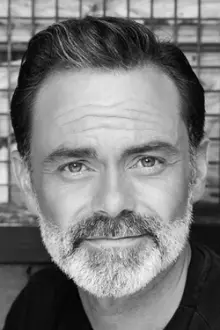 Daniel Brocklebank como: Father Gillie