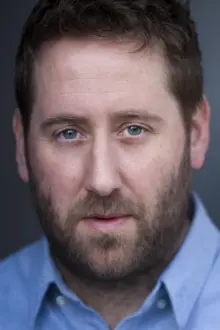 Jim Howick como: Dominic