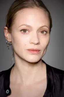 Mavie Hörbiger como: Franziska