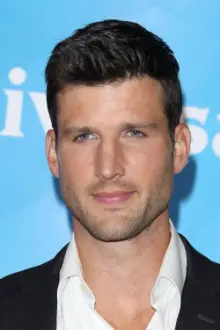 Parker Young como: David