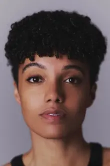 Maisie Richardson-Sellers como: Billie