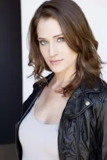 Lisa Younger como: Chloe