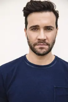 Gil McKinney como: Max