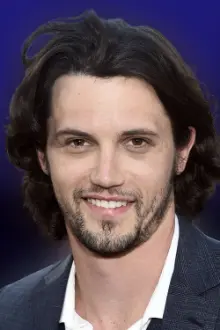 Nathan Parsons como: Max Evans