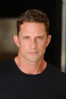 David Fumero como: Frank