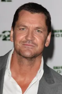 Craig Fairbrass como: Frazer Truick