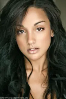 Brittney Alger como: Naomi